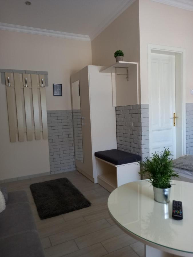 Viola Vendeghaz Bed & Breakfast Pápa Dış mekan fotoğraf