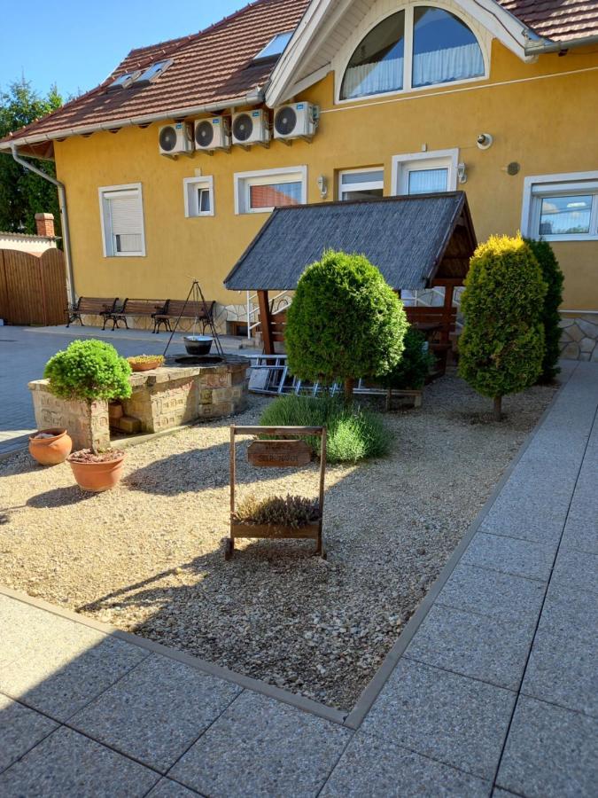 Viola Vendeghaz Bed & Breakfast Pápa Dış mekan fotoğraf