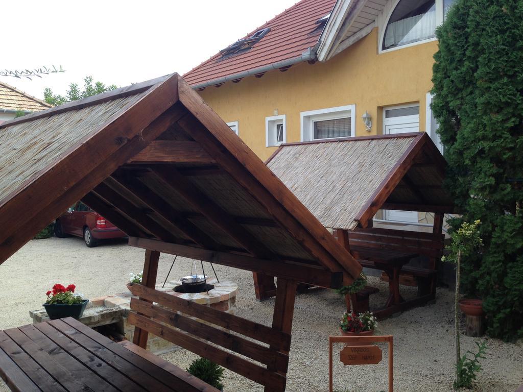 Viola Vendeghaz Bed & Breakfast Pápa Dış mekan fotoğraf