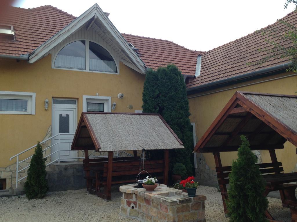 Viola Vendeghaz Bed & Breakfast Pápa Dış mekan fotoğraf