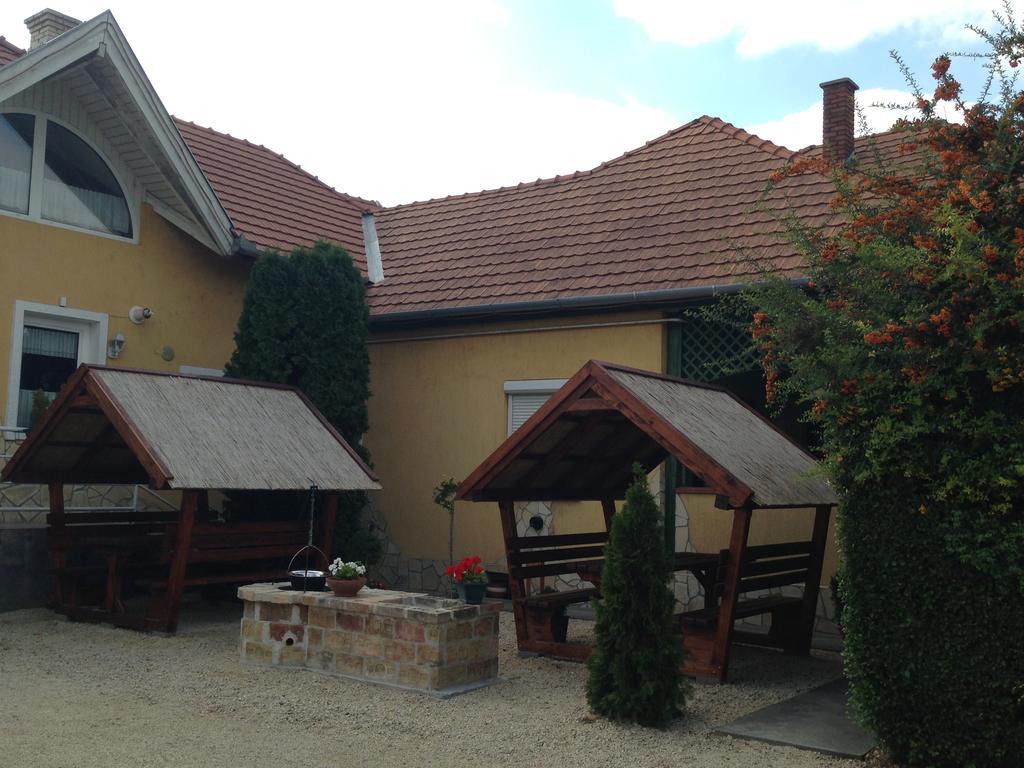 Viola Vendeghaz Bed & Breakfast Pápa Dış mekan fotoğraf