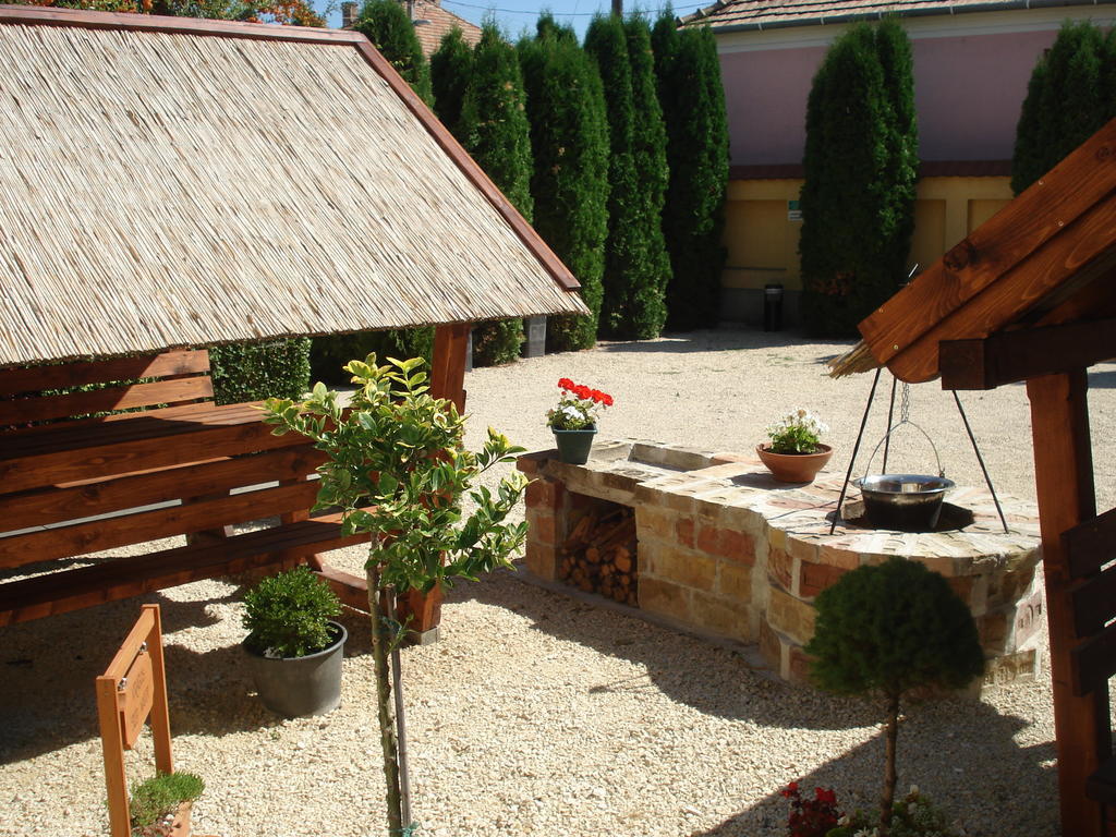 Viola Vendeghaz Bed & Breakfast Pápa Dış mekan fotoğraf