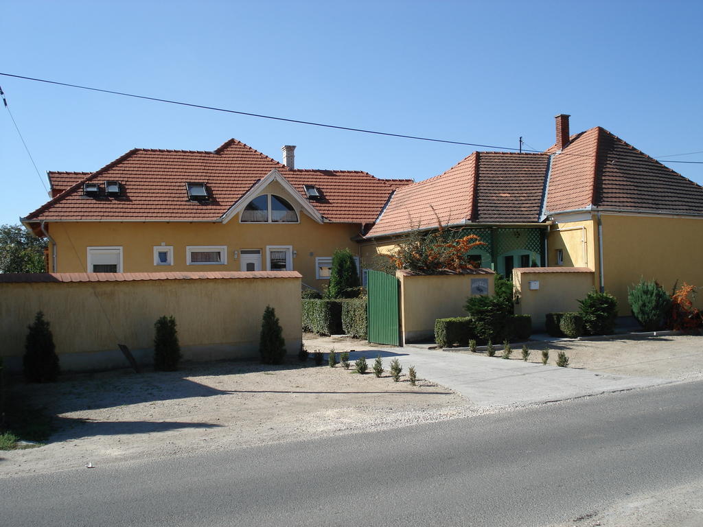 Viola Vendeghaz Bed & Breakfast Pápa Dış mekan fotoğraf